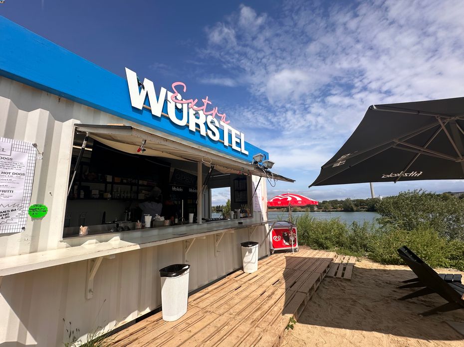 Savoring Vegan Delights at Extra Wurstel: A Food Kiosk Adventure on the Danube